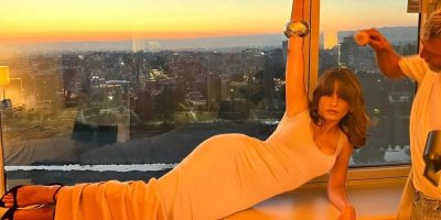 Bir süredir aşk yaşadığı şarkıcı Mert Demir ile gündemden düşmeyen Serenay Sarıkaya, Altın Koza Film Festivali'nde jüri üyesi oldu.