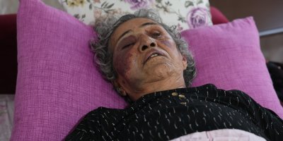 Yaşlı kadını yüzüğü için öldüresiye darbetti