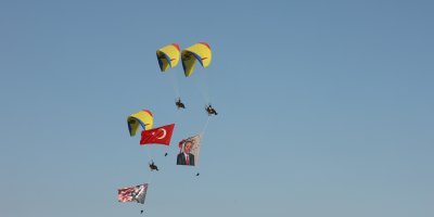 TEKNOFEST Adana, Bayraktar TB2 ve paramotor gösteri uçuşlarıyla başladı
