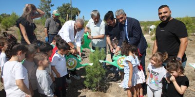 Yanan ormanlar “Her çocuk için bir fidan” projesiyle yeniden yeşeriyor
