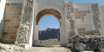 "Roma dönemi eserlerini teslim ettiğiniz müteahhit kimdir, araştırmaz mısınız?