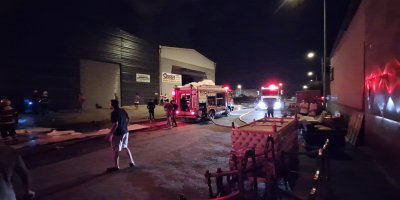 Adana'da mobilya imalathanesi alevlere teslim oldu