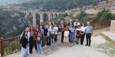 Adana'da kız öğrenciler tarihi Varda Köprüsü'nü gezdi