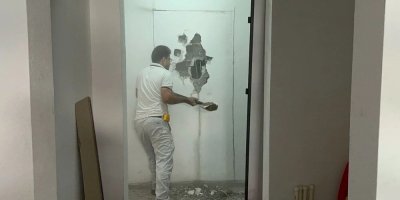 Adana'da İrfan Aldeniz, iki yıl önce banka kredisiyle aldığı eve taşınamadı. Evi yan daireyle birleştirilmiş, kapısı sökülüp yerine duvar örülmüştü.