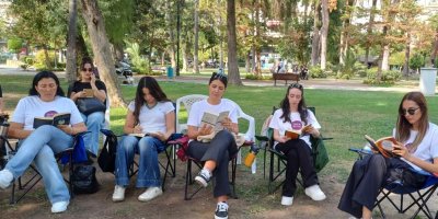 Adana’da teknoloji bağımlılığına dikkat çekmek için parkta kitap okudular