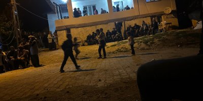 Annesini bıçaklayıp bastonla boğarak öldürdü