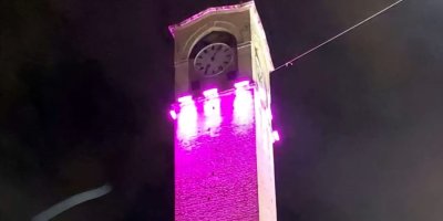Büyük Saat Kulesi pembeye büründü