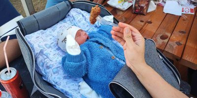 Festivalin en minik ziyaretçisi Adana kebabı ile avutuldu