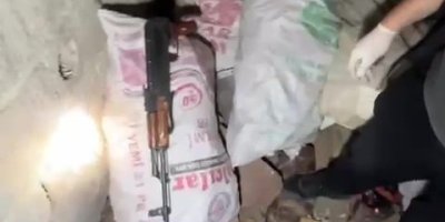 Çuvalların arasında uzun namlulu silah ele geçirildi