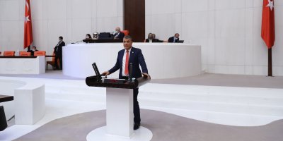 Ayhan Barut, 29 Ekim Cumhuriyet Bayramı'nı coşkuyla kutladıklarını belirtirken, Cumhuriyetin sonsuza dek yaşayacağını vurguladı