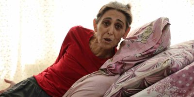 49 yaşındaki kadın kemik erimesi nedeniyle 37 kez ameliyat oldu ama sağlığına kavuşamadı