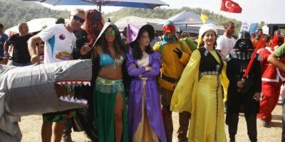 Gökyüzünde kostümleriyle uçan insanları izlemeye gidiyoruz