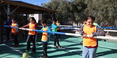 Okul bahçesinde canlı langırt, renkli görüntüler oluşturdu