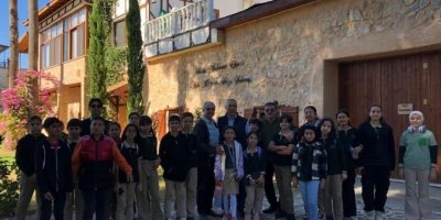 Hataylı depremzede öğrenciler kendilerine sahip çıkan emekli polisi unutmadı