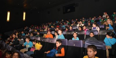 Ceyhan Belediyesi 'bin 500 öğrenciyi sinema ile buluşturdu