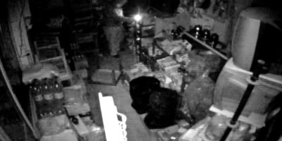 Çakmak ışığında tekel bayiyi böyle soydu