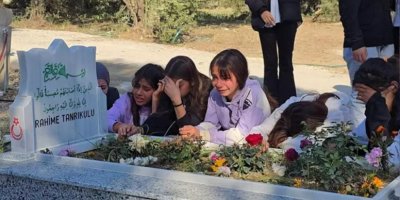 Öğretmenlerini Mezarı Başında Andılar