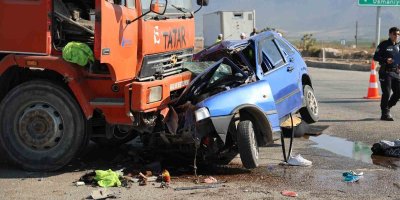 Kamyon ile otomobil çarpıştı: 1 kişi hayatını kaybetti, 1 kişi yaralandı
