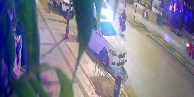 Anne ve oğluna yaya geçidinde otomobil çarptı, başka bir otomobil de üstlerinden geçti