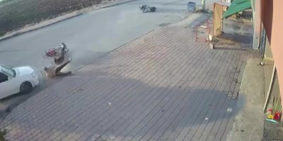 İki motosiklet çarpıştı, motosikletten düşen 2 kişi otomobilin altında kaldı