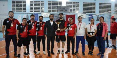 Öğretmenler voleybol turnuvasında kıyasıya mücadele etti