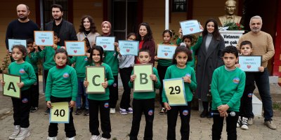 Köy okulunun fedakar öğretmenlerine öğrencilerinden sürpriz