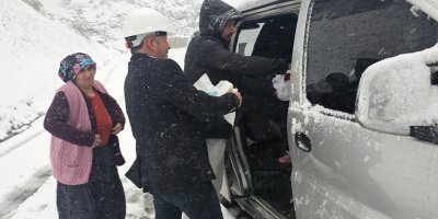 Feke Belediyesi karda mahsur kalan aileleri kurtarma çalışması başlattı