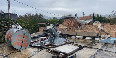 Kozan’da kuvvetli rüzgar çatıları uçurdu, ağaçları devirdi