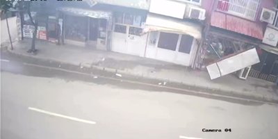 Adana'da fırtına bir iş yerinin reklam tabelasını söktü