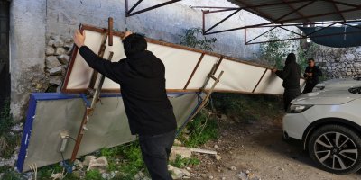 Adana'da fırtına nedeniyle 50 iş yerinin tabelası zarar gördü