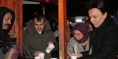 Soğukta çalışan narenciye işçilerine belediyeden sıcak çorba ikramı