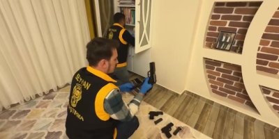 Kitaplıkta 6 silah ele geçirildi