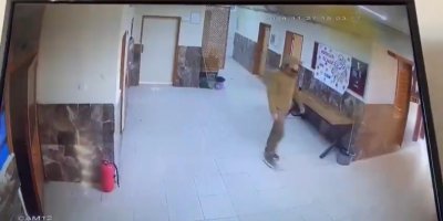 Kardeşinin okulda tartıştığı 2 öğretmeni tekme tokat dövdü