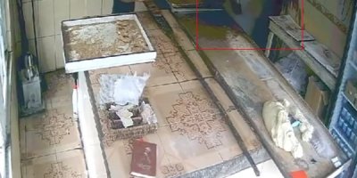 Kızgın pekmezi başından aşağı döktü, o anlar kamerada