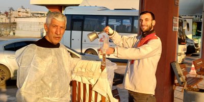 Tezgahı alınan "Yılancı Osman" ayranı sırtında taşıdığı kova ile satıyor