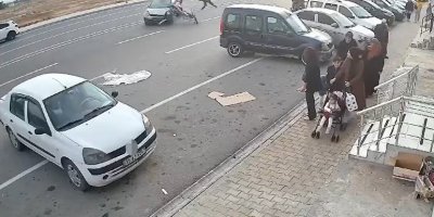 Otomobille çarpışan motosikletteki 2 kişi ağır yaralandı