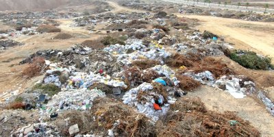 Çöpleri boş araziye atıp yakarak vatandaşın zehir solumasına neden oluyorlar