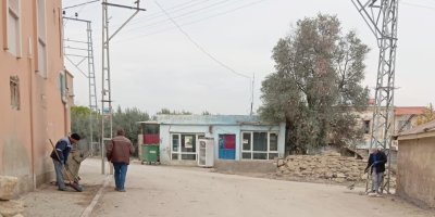 Yumurtalık’ta cadde ve sokaklar temizleniyor, tabelalar onarılıyor