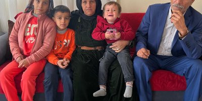 Suriye'de tutuklu olan oğullarından gelecek haberi bekliyorlar