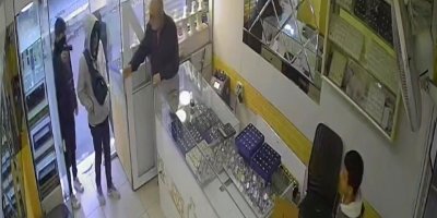 Kuyumcu silahlı soyguncuları kovaladı