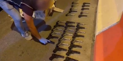 Adana'da yolcu otobüsünde 40 ruhsatsız silah ele geçirildi