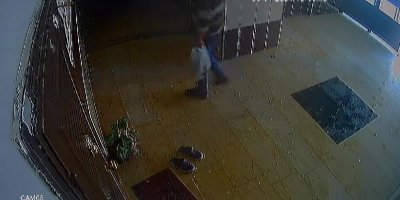 Bisiklet çalarken dikkat çekmemek için apartmana alışveriş poşetiyle girdi