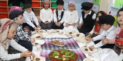 Adana'da öğrenciler Yerli Malı Haftası'nda şalvar giyip mangal başına geçti