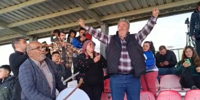 Adana'da evlilik yıl dönümünü tribünde davul zurnayla kutladı