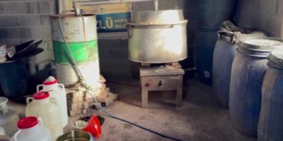 Adana'da ev baskında bin 50 litre kaçak alkol ele geçirildi