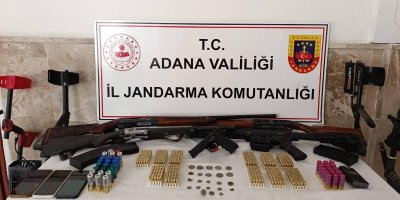 Adana’da evde 23 sikke ve 5 silah çıktı