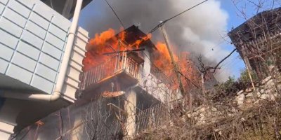 Feke'de yanan ev kullanılamaz hale geldi