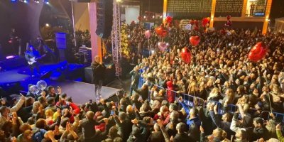 Haluk Levent yeni yıla konteyner kentlerde kalan depremzedelerle girdi