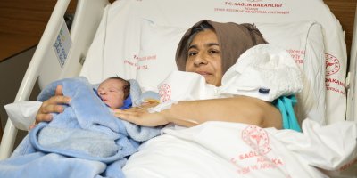 Adana’da yeni yılın ilk bebeği ‘Umut’ oldu
