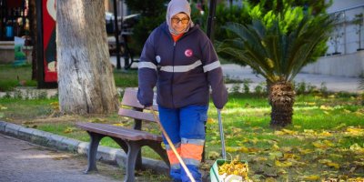 Yeni yılın ilk günü temizlik görevlileri ve pazarcılar çalıştı